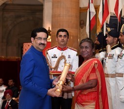  Industrialist Kumar Mangalam Birla receives Padma Bhushan